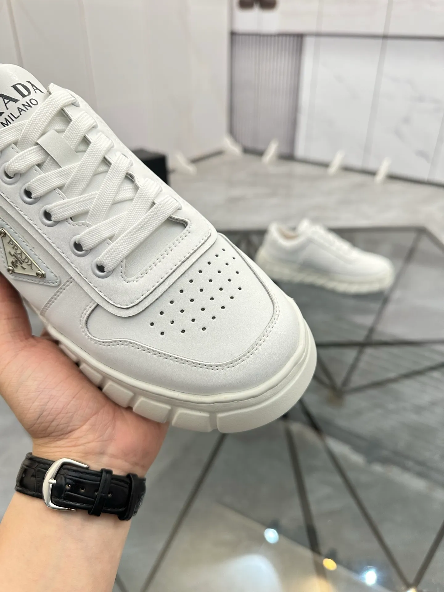 Men's shoes: 💰P420¥ Product trademark: Prada *"Prada*" low-top casual shoes Regular size: 38-44 (can be customized to 45) Product materials: imported cowhide upper, sheepskin lining, original outsole. Number: 020